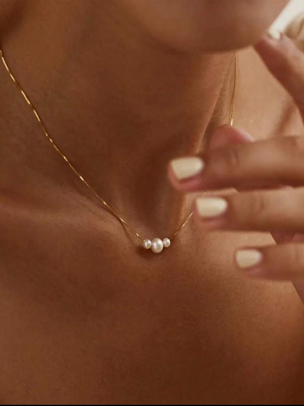 Gold pearl necklace